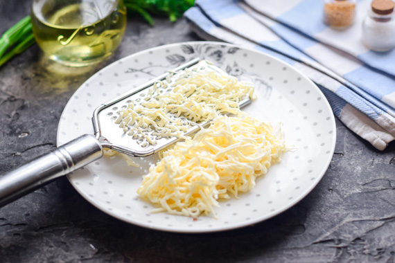 Салат с курицей, ананасами, грибами и плавленным сыром рецепт фото 8